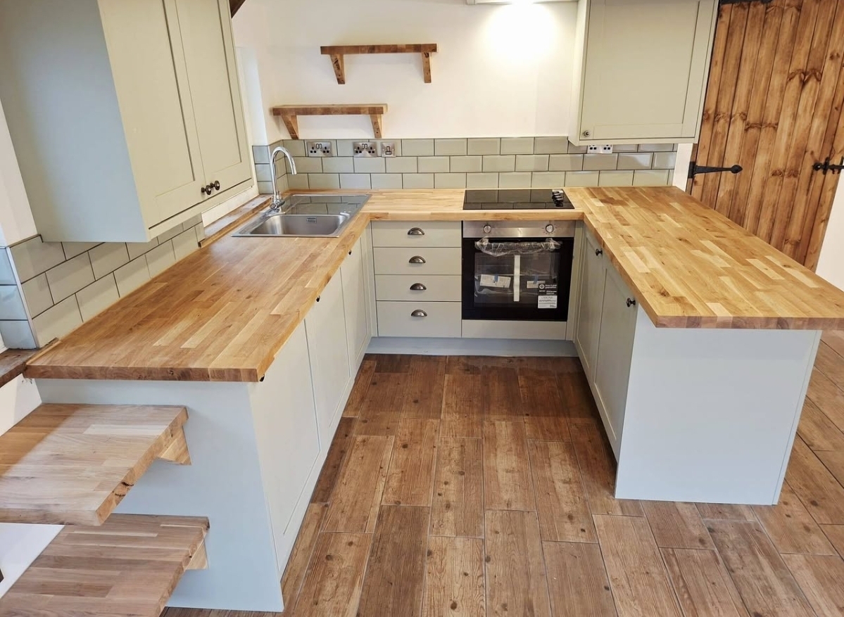 Traditional style kitchen — Hawkhurst